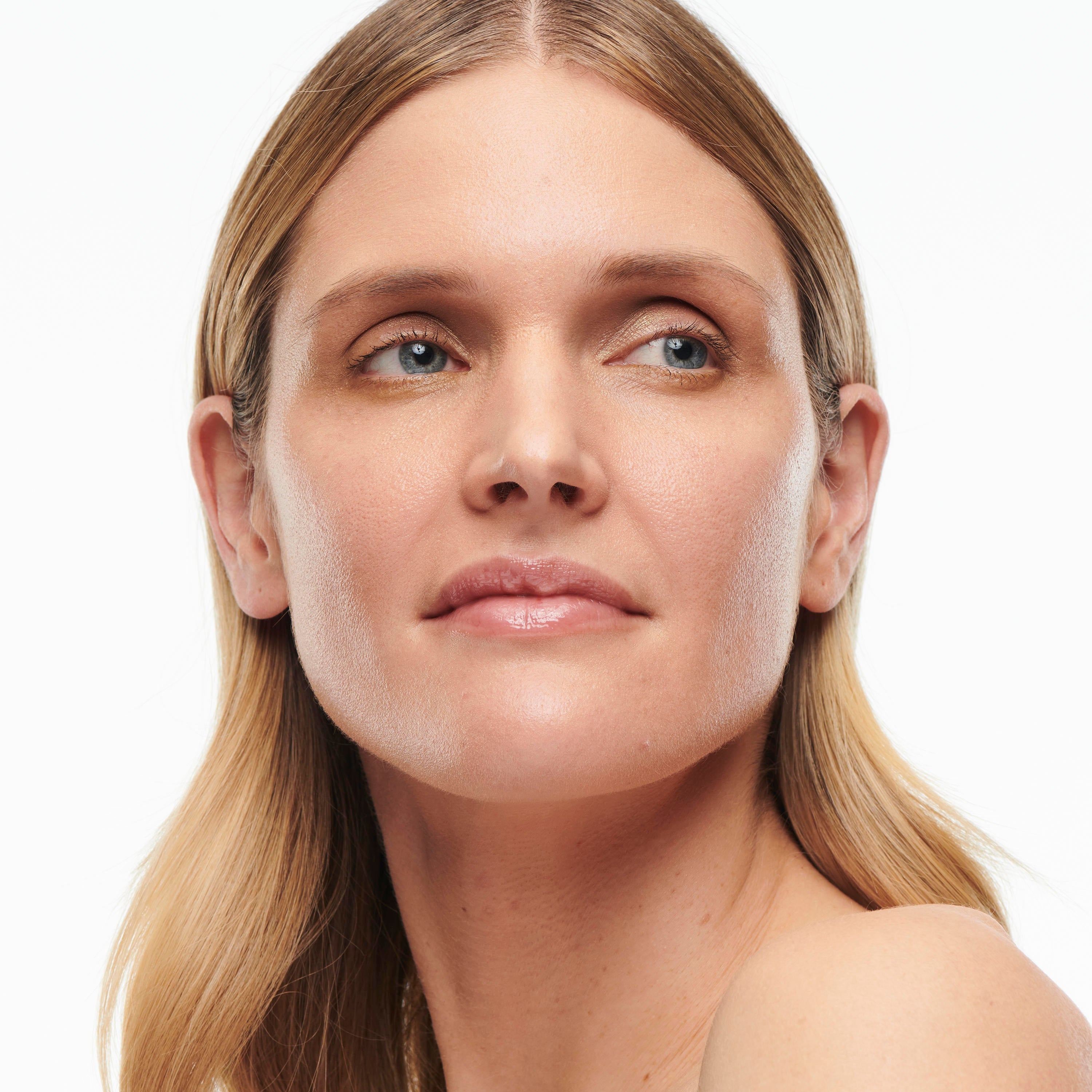 M.A.C Studio Radiance Serum-Powered Foundation - NC22, 30ml Buy at Indicrest Image 3