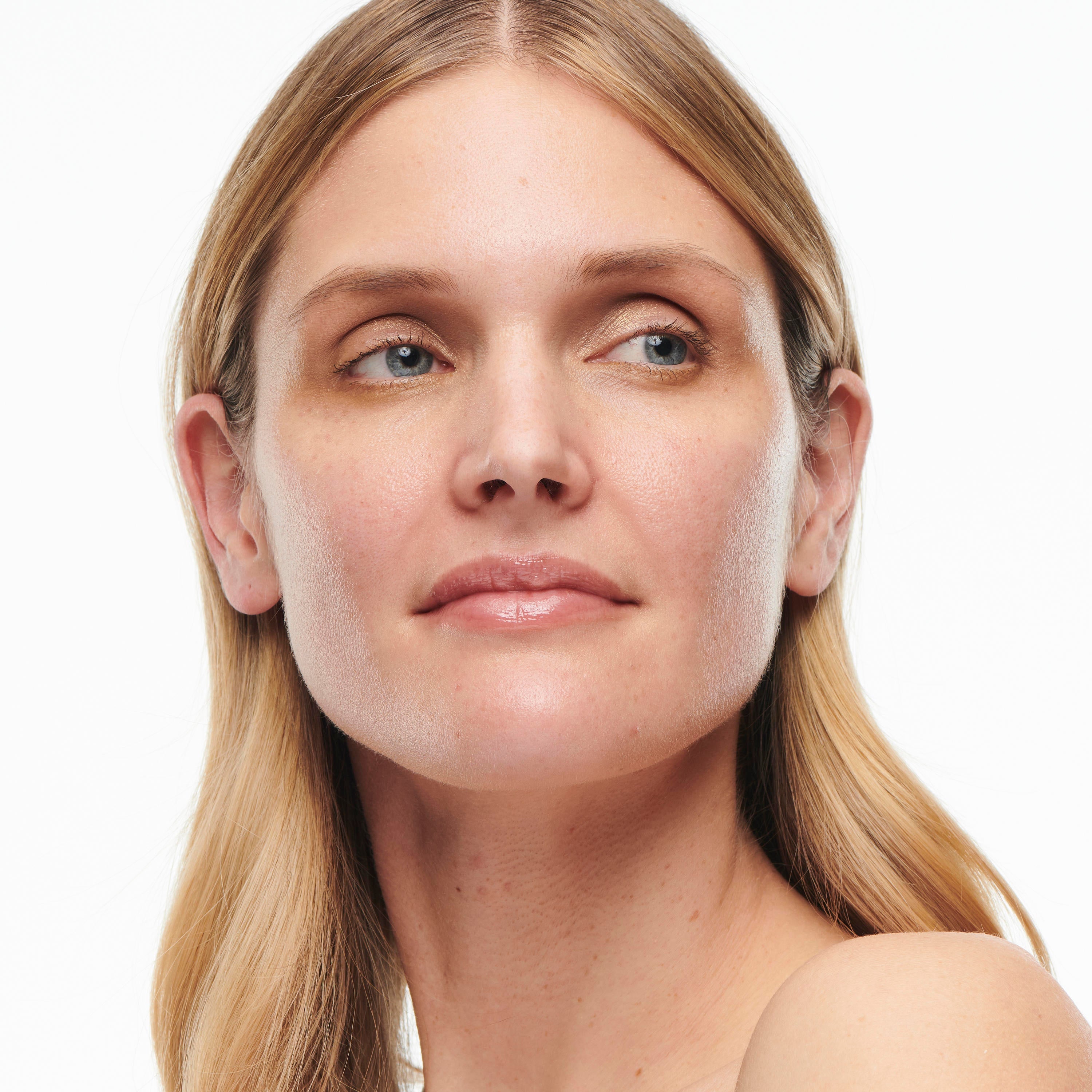 M.A.C Studio Radiance Serum-Powered Foundation - NC22, 30ml Buy at Indicrest Image 4