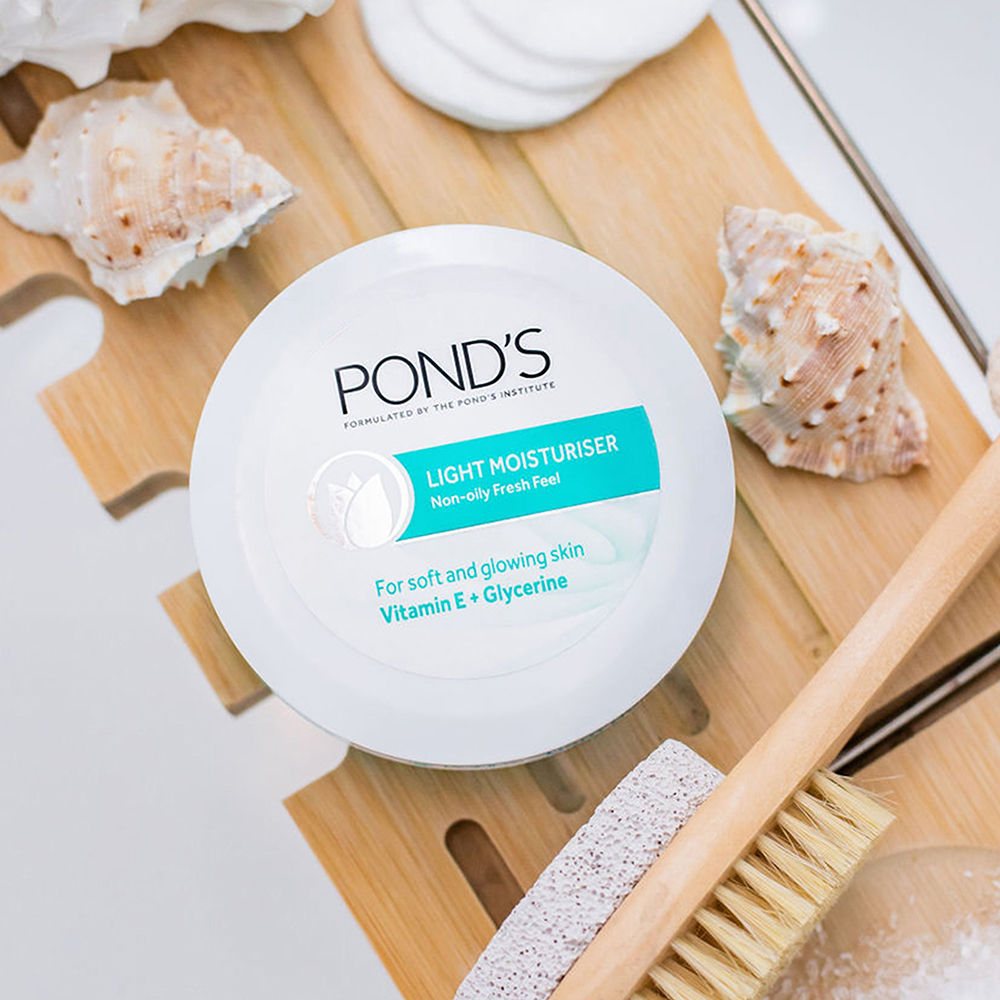 Pond’s Light Moisturiser Non-Oily Fresh Feel With Vitamin E + Glycerine, 25ml Buy at Indicrest Image 9