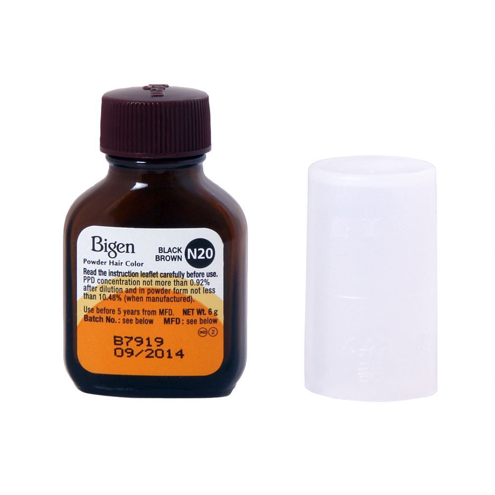 Mixing Bigen powder with water in a bowl