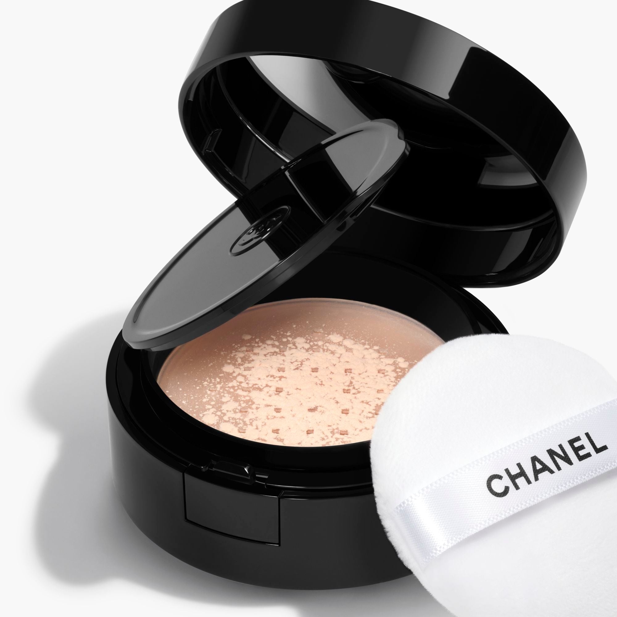 CHANEL POUDRE UNIVERSELLE LIBRE NATURAL FINISH LOOSE POWDER ON-THE-GO FORMAT - 20 Medium Light, 6g